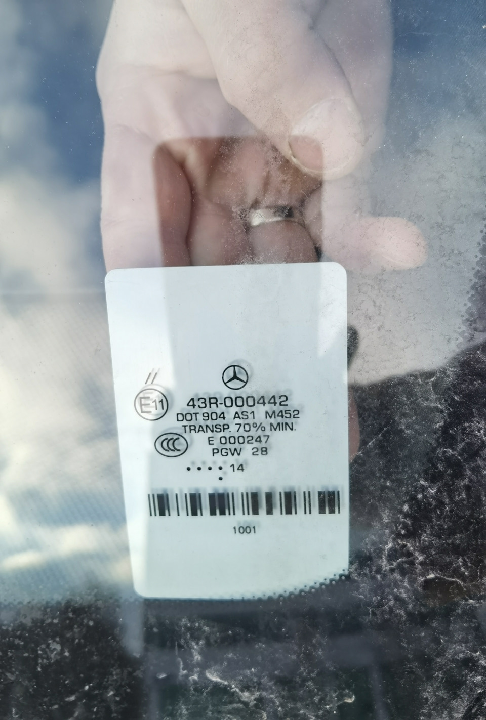 Все предельно просто, поймал камень в лобовое . так бывает . пошла трещина, так тоже бывает 🤷‍♂️

Ну и следует наверно сказать, что как это не удивительно но за 18 лет как я автолюбитель я первый раз меняю лобовое стекло.
Машина "в каске" от Тинькофф. С направлением к официалу .
Замена стекла без справок с франшизой 10000 руб.

Открыл приложение, загрузил фото трещины, через пару часов звонок от менеджера, и в течении дня направление на партнерский профильный сервис (я сам выбрал по локации, от моего офиса 3 минуту, удобно)

Звонок от партнёра "здравствуйте, у нас есть очень хороший вариант, китайский, в наличии"
Я — " нет, только оригинал "
AGexpert — "а у вас сейчас оригинал, тогда надо ждать "
Я — "буду ждать"
AGexpert — "хорошо, мы с вами свяжемся"

1,5 недели и меня ждут на установку .

Замена 40 минут .

Ребята профи, насколько я могу судить ! Но сделали все при мне быстро и красиво 👍
И вот я с новым лобовым.

Итог — каско Тинькофф и работу с ними рекомендую, минимальное количество контактов и желаемый результат .

AGexpert тоже рекомендую, быстро и качественно (гарантия)

Ну и если бы не каско тообошлось бы мне в AGexpert все это за 98000 рубликов . так для информации.
Я параллельно посмотрел стекла по маркету, находил от 70 тысяч (оригинал) без работы .